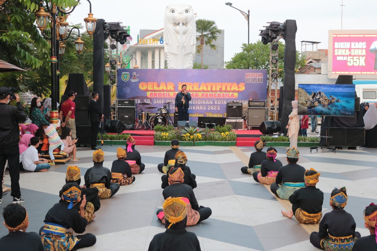 Tinjau Stand Pameran dan Saksikan Gelar Kreativitas Siswa, Wali Kota Harap Potensi Siswa Tersalurkan